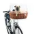 Cykelkorg av flätat trä med metallgaller, monterad på ett cykelstyre. Korgen visar en hund som exempel på användning.