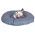 Ronde, gevoerde kattenligplaats in blauw met een kat erop liggend.