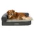 Hund liegt auf grauem Hundebett mit weicher Liegefläche und seitlicher Polsterung. Label sichtbar: VitalEdition Textil.