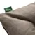 Detail polštáře z textilu v béžové barvě se zeleným štítkem s nápisem HUNTER Detail polštáře z textilu v béžové barvě se zeleným štítkem s nápisem HUNTER