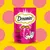 Dreamies Katzensnack mit leckerem Rind, 60g. Verpackung zeigt eine spielende Katze und zwei gefüllte Snacks.