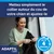 Texte : Mettez simplement le collier autour du cou de votre chien et ajustez-le. ADAPTIL Calm, actif 4 semaines. Personne mettant un collier à un chien noir.