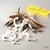 The PURRfect Cat Toy CrunchyFeather TIE-ON, произведена в САЩ от странични продукти от птици. Играчка с пера и бели хартиени ленти.