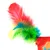 Jouet pour chat avec plumes multicolores rouges, vertes, bleues et jaunes fixées sur un coussin en tissu rouge. Les matériaux visibles sont tissu et plumes.