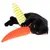 Gatto nero che gioca con un gioco di stoffa a forma di carota e pannocchia di mais.
