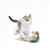 Junge Katze mit Plüschspielzeug in Vogelform, blau und braun mit Federn. Spielzeug für Haustiere.