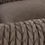 Gros plan sur la texture en tissu doux et rembourré d’un panier ou coussin pour animal, motif tressé visible sur le rebord.
