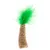 Juguete de cuerda de yute con adorno de plumas verdes, apto para juego interactivo.