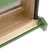 Vista dettagliata di una cornice in legno con elementi verniciati di verde e inserto in plexiglas.