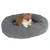 Letto per pet rotondo e grigio con un gatto arancione e bianco sopra. Letto in tessuto morbido, adatto per comfort e relax.