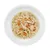 Primo piano di carne di pollo tritata con carote, patate ed erbe in brodo su un piatto bianco.