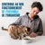 Texte dans l'image : Contribue au bon fonctionnement de l'ensemble de l'organisme. Un homme caresse un chat qui mange des croquettes dans une gamelle. Texte dans l'image : Contribue au bon fonctionnement de l'ensemble de l'organisme. Un homme caresse un chat qui mange des croquettes dans une gamelle.