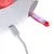 Weisses Gerät mit USB-Anschluss und bunten Stoffstreifen, die aus einer Öffnung herausragen.