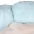 Gros plan sur une surface en tissu peluche bleu clair et beige, sans autres éléments visibles.