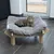 Graues Katzenbett mit Holzgestell, darauf eine getigerte Katze. Produkt von Natural Paradise sichtbar auf Gestell.