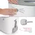 Hand trycker på en grå knapp på en vit låda med kattmotiv. Nedan: grå ströskopa, information: Matchande PIXI Litter Scoop säljs separat, #44265. Hand trycker på en grå knapp på en vit låda med kattmotiv. Nedan: grå ströskopa, information: Matchande PIXI Litter Scoop säljs separat, #44265.
