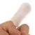 Fingerbürste aus weissem Stoff, geeignet für die Reinigung oder Pflege, wird auf einem Finger gezeigt.