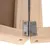 Detailopname van een houten frame met metalen scharnier en schroeven, toont de verbinding tussen twee houten delen.