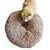 Katzenbett aus flauschigem Material in Beige, mit einer Katze darauf liegend.