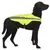 Schwarzer Hund trägt eine gelbe reflektierende Sicherheitsweste mit grauem Streifen und verstellbarem Verschluss.