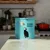 Conteneur à nourriture avec motif de chat, texte : « des croquettes à n'en faire qu'une bouchée », capacité maximale 6 kg.