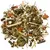 Mélange d’aliments pour rongeurs composé de morceaux de foin, bâtonnets compressés, flocons et légumes séchés visibles sur fond blanc.