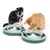 Dos gatos juegan con un juguete interactivo verde que contiene un ratón de tela blanco y una bola.