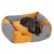 Hund liegt in einem gestreiften und orangefarbenen Hundebett mit gepolsterten Seitenwänden.