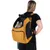 Sac à dos de transport jaune avec panneaux en maille, porté par une femme, contenant un chat visible à travers l’ouverture avant. Bretelles et poches latérales visibles.