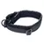 Zwarte halsband met verstelbare nylonriem, ademende mesh-voering en kliksluiting. Metalen ring voor lijnbevestiging zichtbaar.