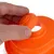 Hand öffnet orangefarbenen Deckel einer Trinkflasche mit Schraubverschluss.