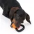 Hund leger med orange-sort tyggelegetøj formet som en håndvægt. Viser produktanvendelse til kæledyr.