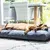 Chien allongé sur un grand coussin gris pour chien, placé à l’intérieur devant une baie vitrée. Coussin en tissu visible, adapté aux grands chiens.