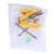 Sachet transparent contenant 4 vis métalliques, 4 chevilles en plastique jaune et 4 rondelles blanches, symbole de recyclage PE-LD 04 visible sur l’emballage.