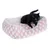 Schwarze Katze sitzt in einem rosa-weissen, gepunkteten Haustierbett mit weicher Polsterung.