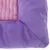 Nahaufnahme eines lila und rosa Plüschmaterials, möglicherweise Teil eines Haustierbetts oder einer Decke.