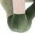Gros plan sur une patte en peluche verte et beige, tissu doux visible, sans marque ni texte apparent.