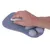 Main utilisant une souris d’ordinateur sur un tapis de souris gris en forme de patte avec repose-poignet intégré, surface lisse et coussinets visibles.