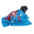 Chien recouvert d'une couverture bleue avec motif Superman, logo S visible. Matière textile clairement apparente.