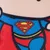 Zbliżenie logo Superman na czerwono-niebieskiej tkaninie z żółtymi i czarnymi akcentami.