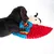 Cane che gioca con un gioco di Superman in tessuto con mantello rosso e logo blu.