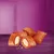 Knusprige Snacks mit goldbrauner Hülle und cremiger Füllung, auf lila Hintergrund präsentiert.
