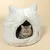 Kattenhol van witte pluche met oren-design, kat zit binnenin. Geschikt als knusse schuilplaats voor katten.