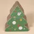 Kratzbaum in Form eines Weihnachtsbaums mit grünem Design, dekoriert mit Kugeln, Sternen und Zuckerstange. Material aus Wellpappe. Kratzbaum in Form eines Weihnachtsbaums mit grünem Design, dekoriert mit Kugeln, Sternen und Zuckerstange. Material aus Wellpappe.