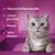 Vitamine & Mineralstoffe, unter 2 kcal pro Stück, Protein, 100% köstlich. Katze mit herausgestreckter Zunge vor lila Hintergrund.