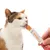 Kissa nuolee Catit Creamy -herkkua puristettavasta tuubista, jota pidetään kädessä. Kissa nuolee Catit Creamy -herkkua puristettavasta tuubista, jota pidetään kädessä.