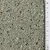 Close-up van grijs granulaat met blauwe deeltjes, daarnaast een liniaal voor maatindicatie in centimeters. Close-up van grijs granulaat met blauwe deeltjes, daarnaast een liniaal voor maatindicatie in centimeters.