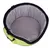 Vue intérieure d’un panier rond pour animal, tissu gris imperméable avec gouttes d’eau visibles, rebords rembourrés, extérieur jaune clair et poignée noire.