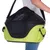 Sac de transport vert et noir avec bandoulière, poches latérales et ouverture en maille, porté à l’épaule par une personne en jean et haut blanc à pois.
