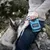 Wolf Wilderness Leckerli-Tasche in Blau, genutzt von einer Person mit Hund. Praktisch für Outdoor-Aktivitäten und Belohnungen.
